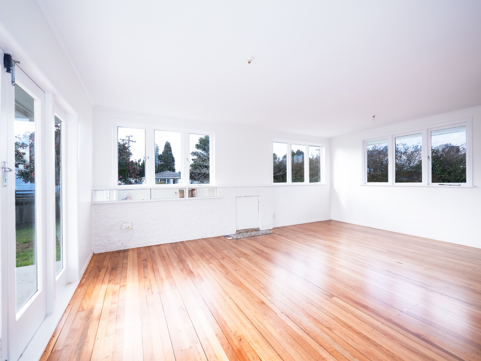 New Roof - Polished Floors - 1,002m² Freehold